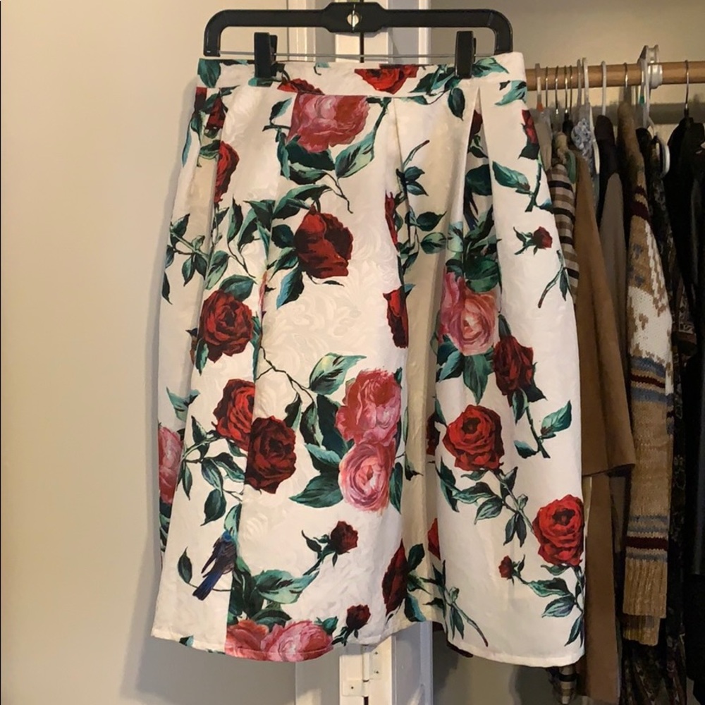 Mid-long elegant white skirt